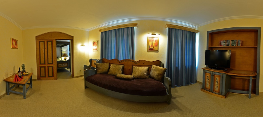 Family Room, 1 Queen Bed With Sofa Bed photo 2