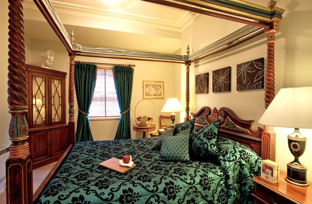 Double Room (Four Poster) photo 3