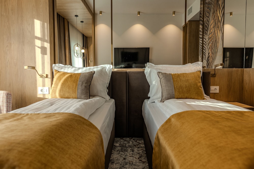 Deluxe Twin Room photo 3