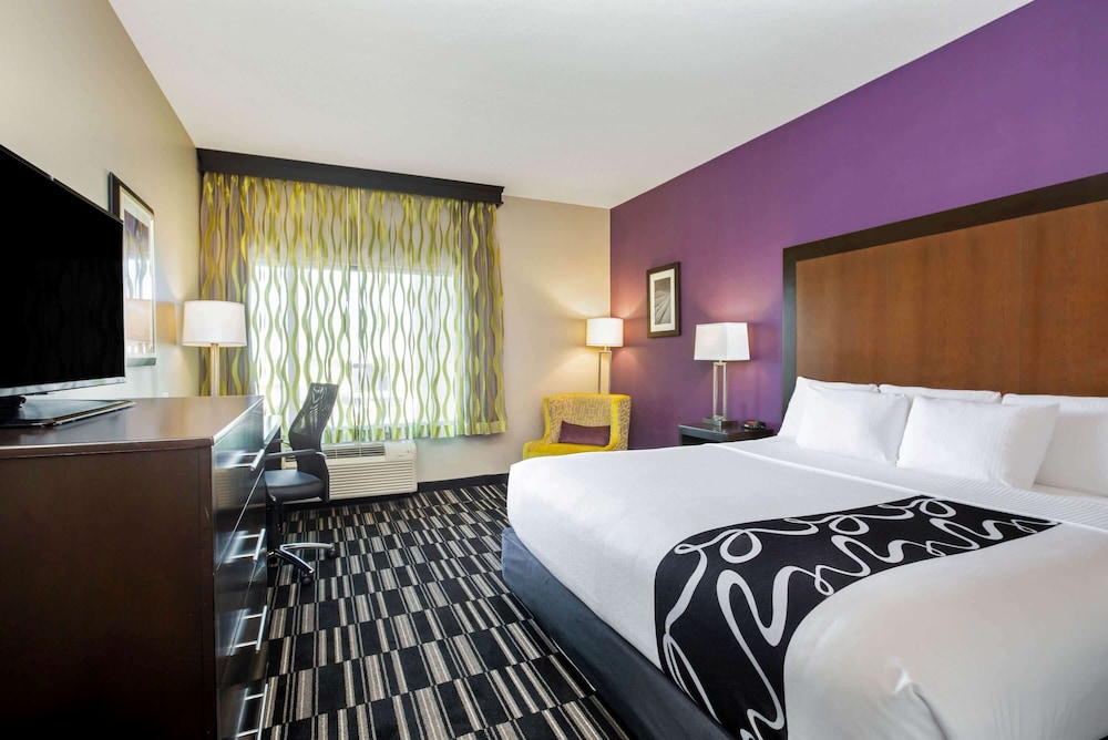 Deluxe Room, 1 King Bed, Non Smoking, City View photo 2