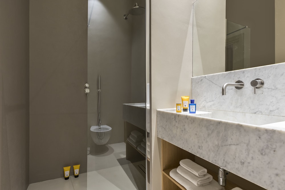 Deluxe Double Room, 1 King Bed photo 3