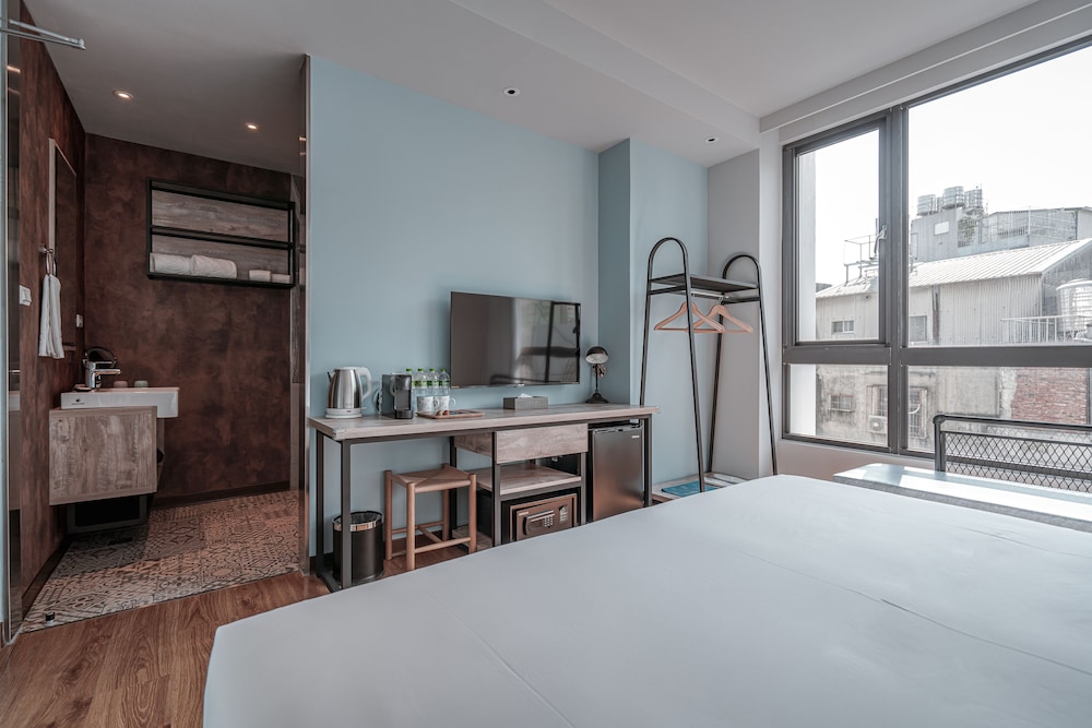 Deluxe View Room with Bathtub - Photo 3