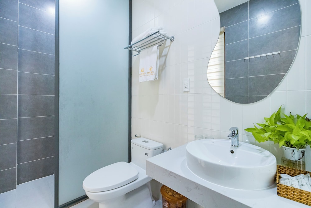 Deluxe Room, 1 King Bed, City View