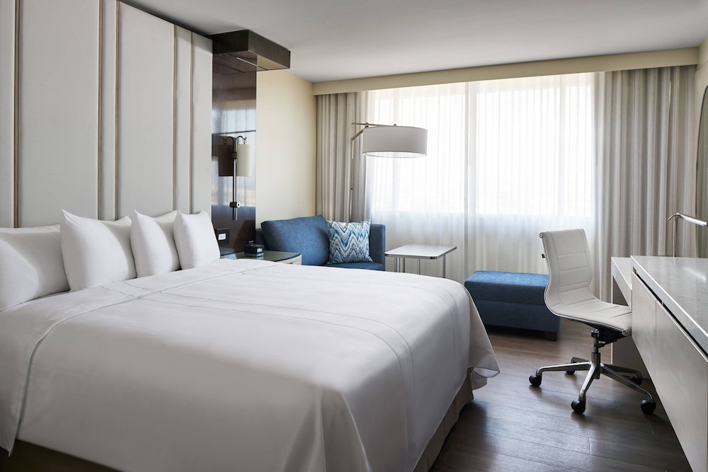 Club Room, 1 King Bed (Hearing Accessible) - Photo 1