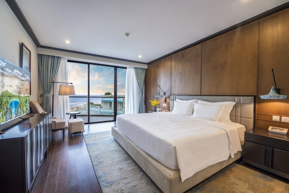 Executive Suite King Bed - VinWonders Park Access