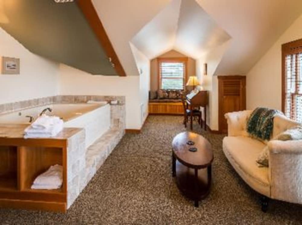 Signature Suite, 1 Queen Bed, Jetted Tub photo 3