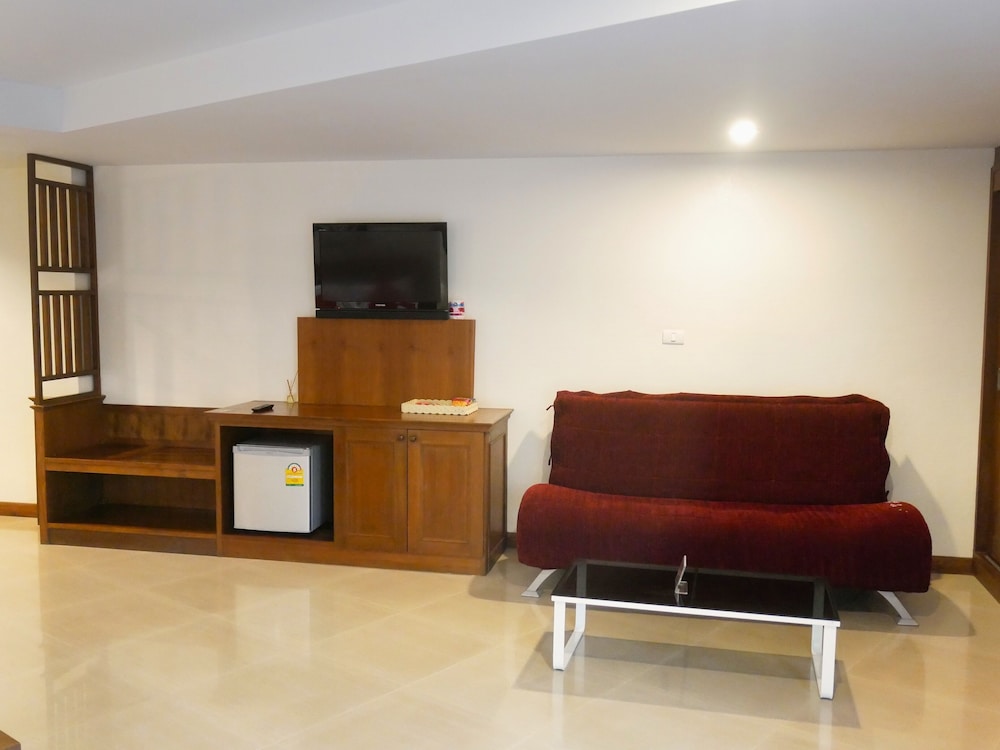 Triple Beds, Poolside - Photo 8