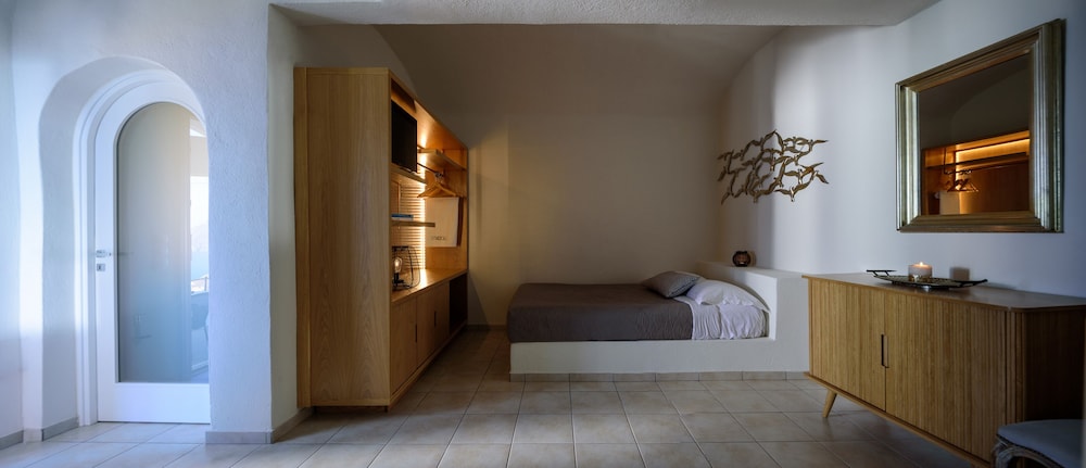Family Villa, Hot Tub (Cave, Caldera View)