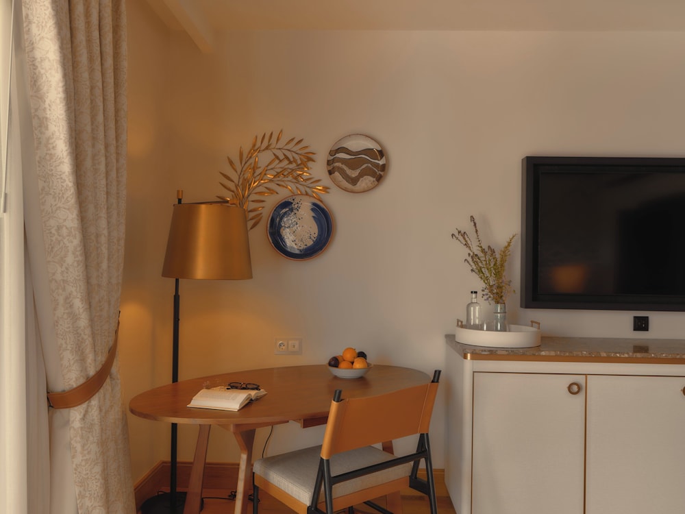 Deluxe Room, 1 King Bed, Terrace, Valley View - Photo 4