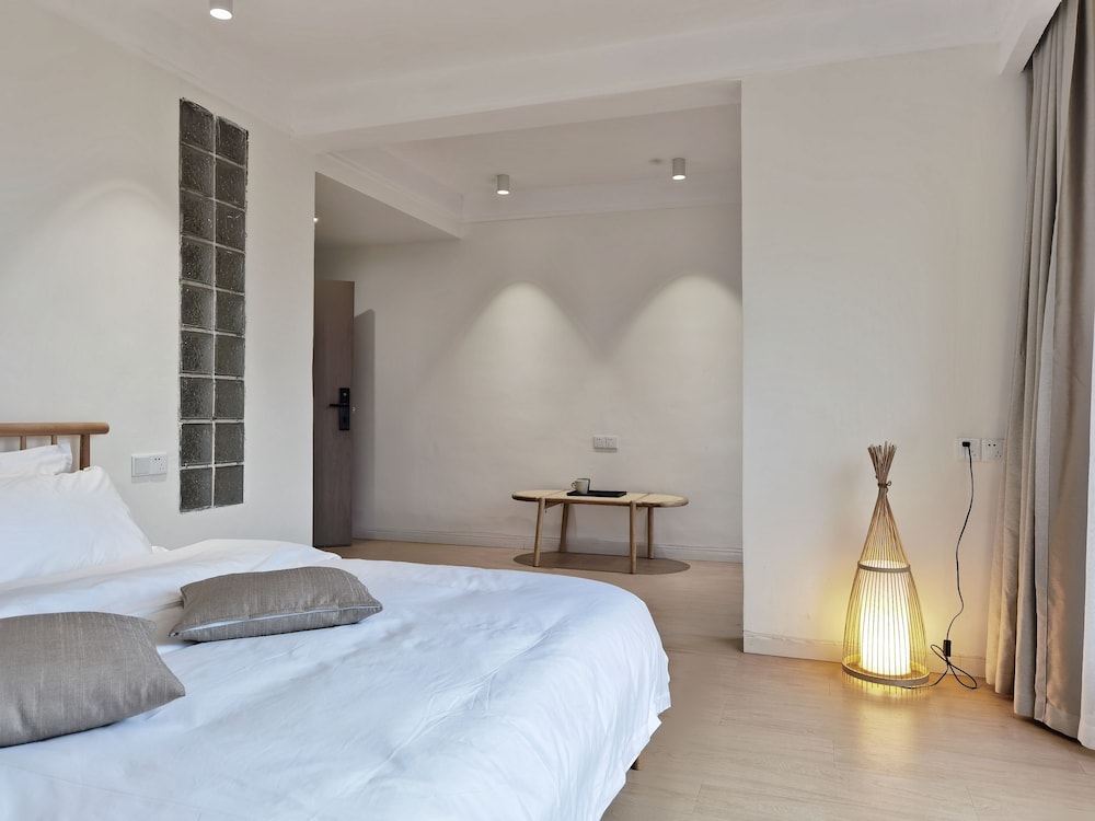 Elite Room, 1 Queen Bed photo 3