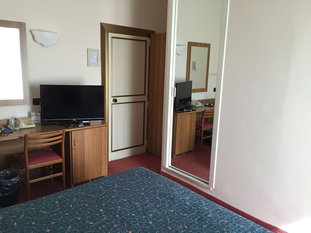 Economy Double Room, 1 Queen Bed - Photo 2