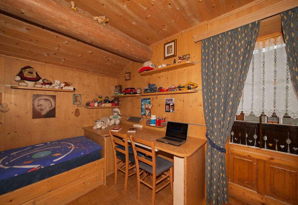 Family Apartment, Multiple Bedrooms, 2 Bathrooms (Azalea)