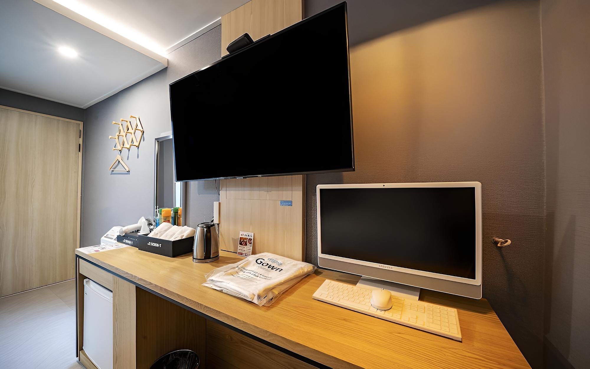 Room (Premium (Netflix/1PC/Smart TV/Bathtub) photo 3