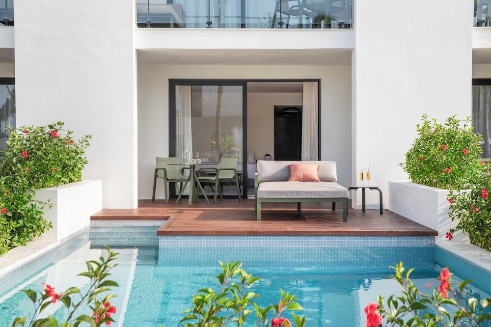FREE UPGRADE TO FINEST CLUB JUNIOR SUITE WITH PRIVATE POOL