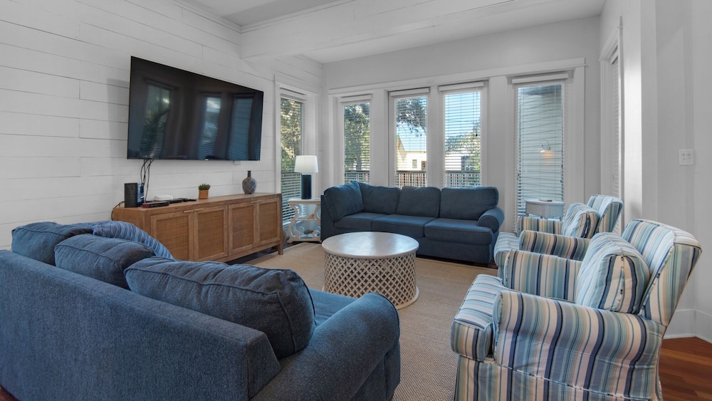 House, Multiple Beds, Pool Access, Pool View (139 N Ryan St)