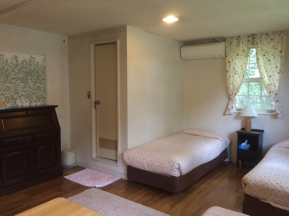 Family Room, Private Bathroom photo 1
