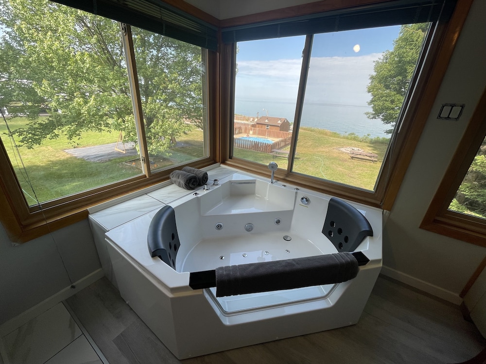 Luxury Lake View King, Jacuzzi photo 2