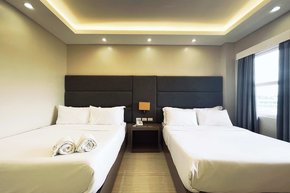 Suite Room - Photo 13
