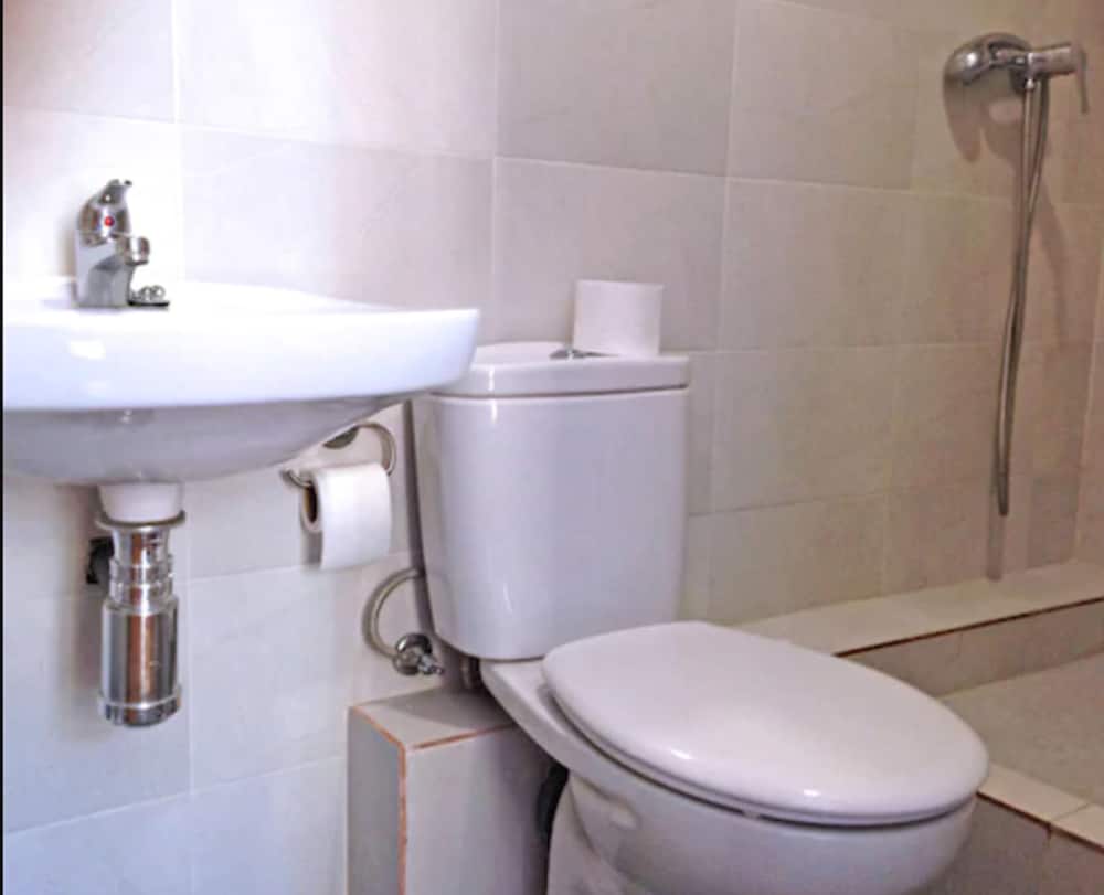 Double Room, Shared Bathroom (with extra bed) photo 3