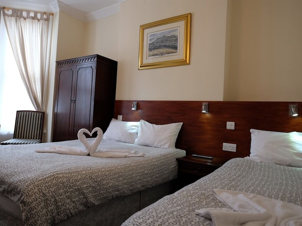 Triple Room, Ensuite (Double and Single Beds) photo 1