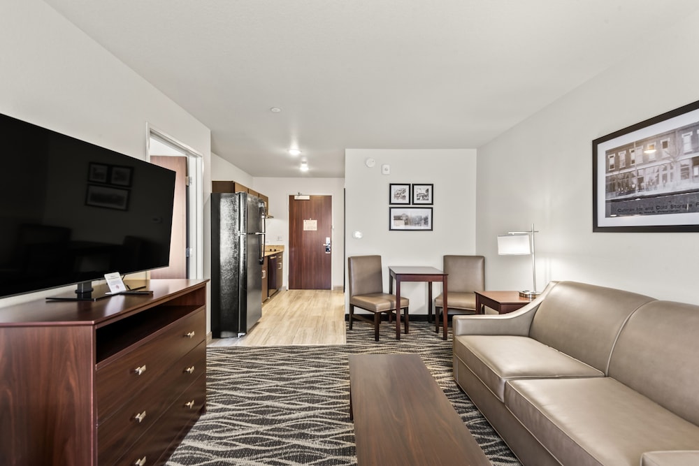 Suite, Non Smoking (Single King Extended Stay) - Photo 3