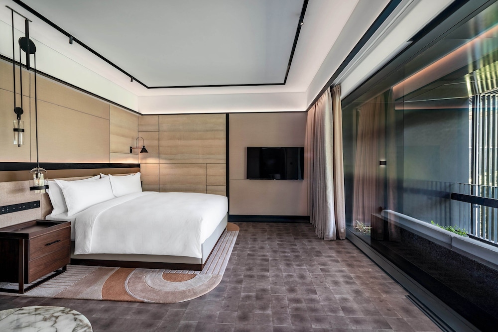 Suite, 1 King Bed, Garden View - Photo 3