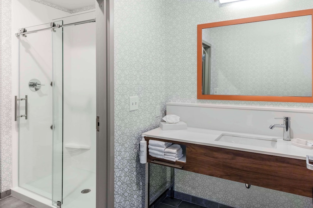 Studio, 1 King Bed, Refrigerator & Microwave (Wet bar) - Photo 9