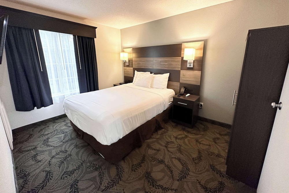 Suite, 1 Queen Bed, Non Smoking - Photo 1