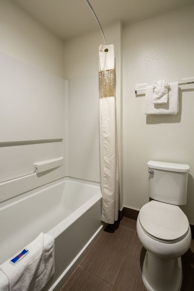 Deluxe Room, 2 Queen Beds, Smoking, Refrigerator & Microwave photo 1