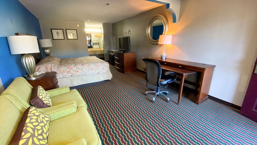Standard Room, 1 King Bed, Non Smoking, Refrigerator & Microwave - Photo 2