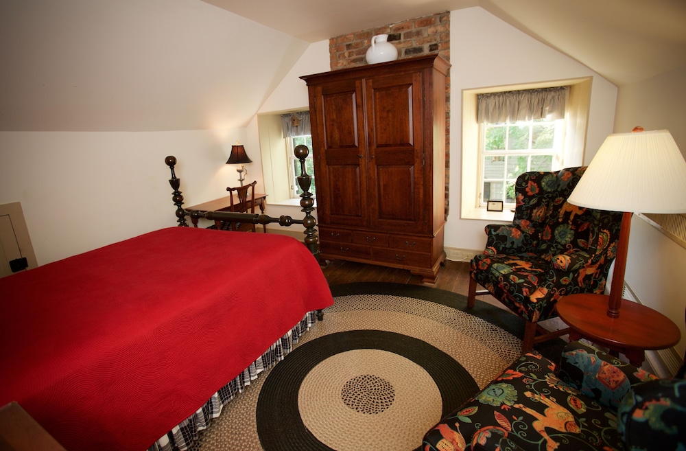 Room (302 Henry Petticord)