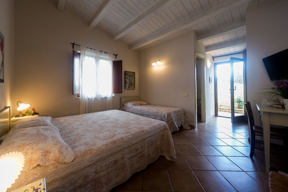 Standard Triple Room, Private Bathroom, Garden Area photo 2