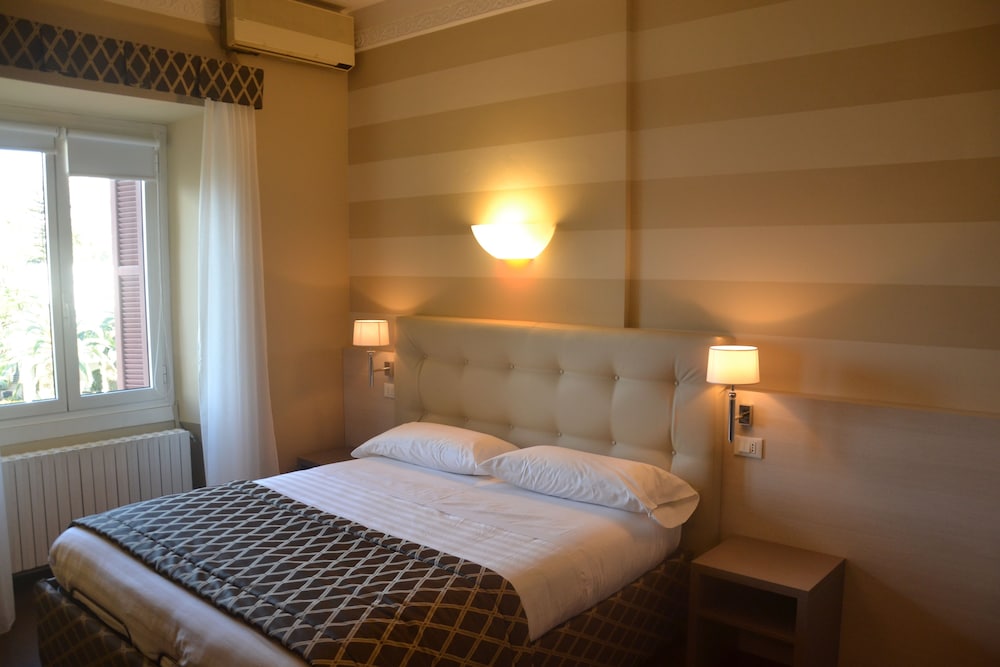 Superior Double Room, Partial Sea View - Photo 2