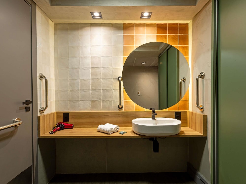 Premium Room, 1 Queen Bed, Mobility Accessible (Luxury) - Photo 6