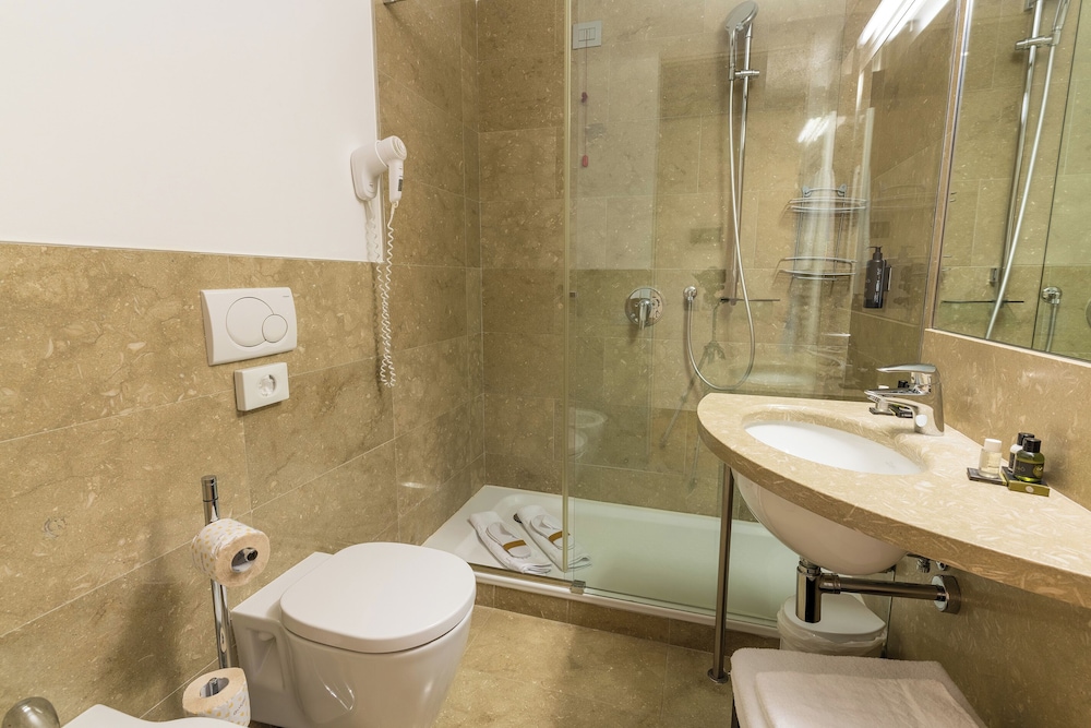 Double or Twin Room photo 3
