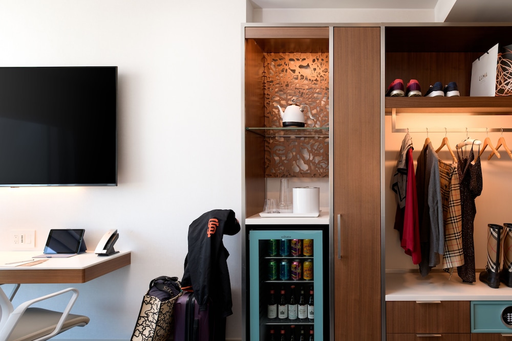 Premier Room, Multiple Beds, High Floor (Corner Two King) - Photo 4
