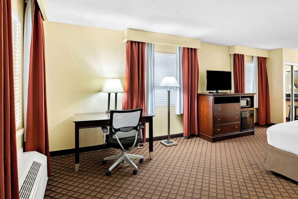 Standard Room, 1 King Bed, Accessible, Bathtub - Photo 1