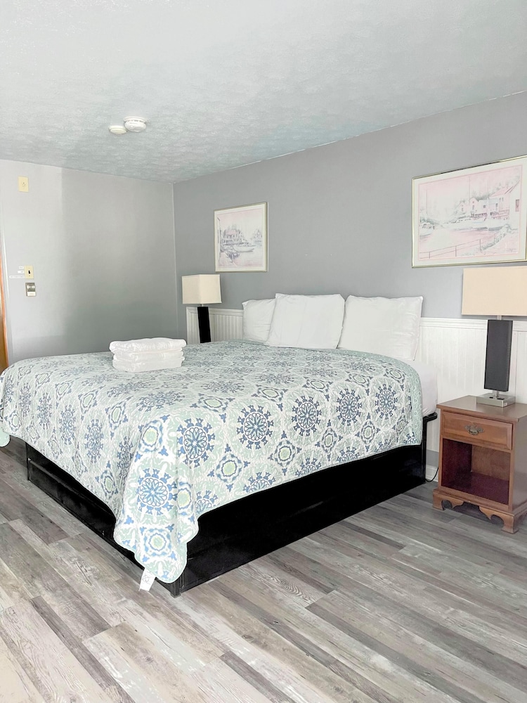 Premium Room, 1 King Bed, Pool View (1st floor) photo 3