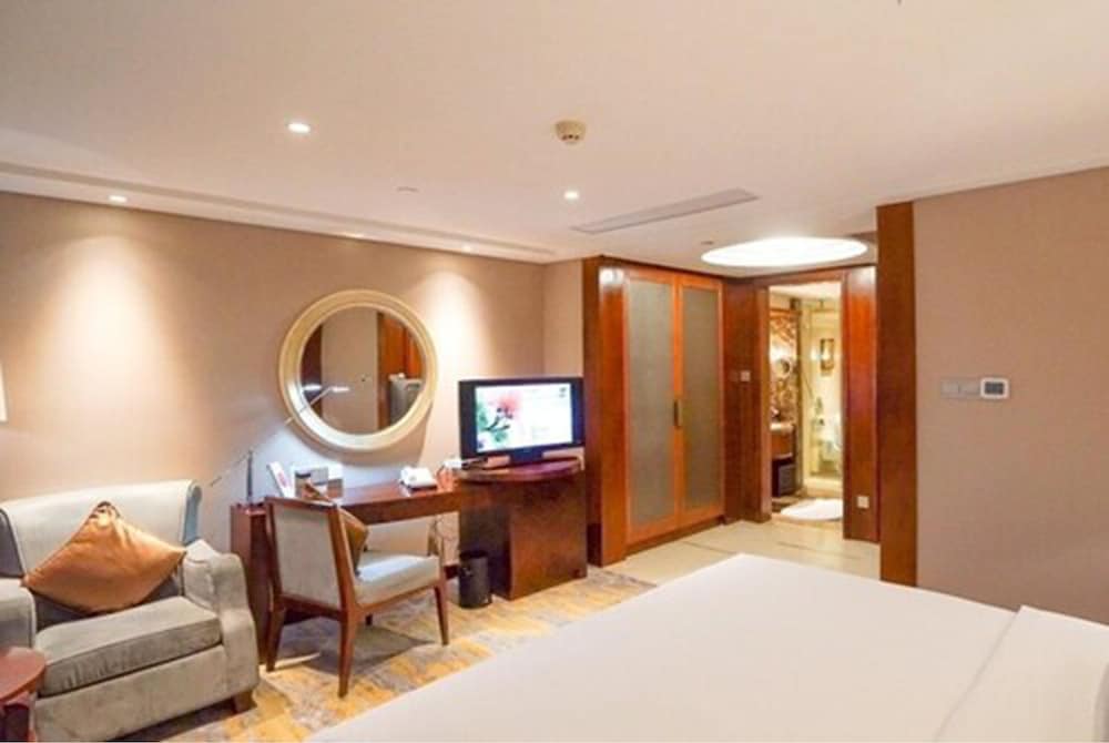 Deluxe Room, 1 King Bed, Smoking
