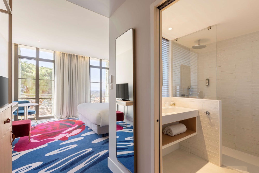 Comfort Room, 1 King Bed, Non Smoking, Sea View - Photo 3