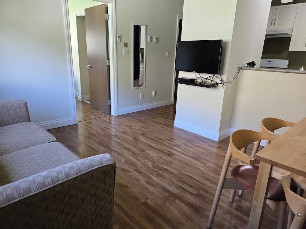 1 Bedroom (Queen) Suite 8 photo 2