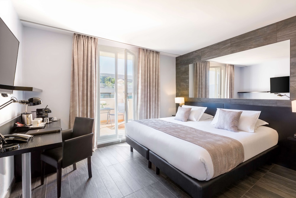 Deluxe Room, 1 King Bed, Non Smoking, Terrace - Photo 1