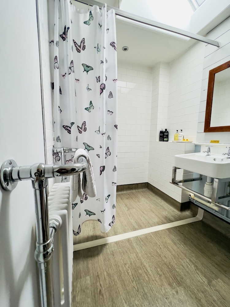 Twin Room, Accessible, Ensuite (Stable Block) photo 3