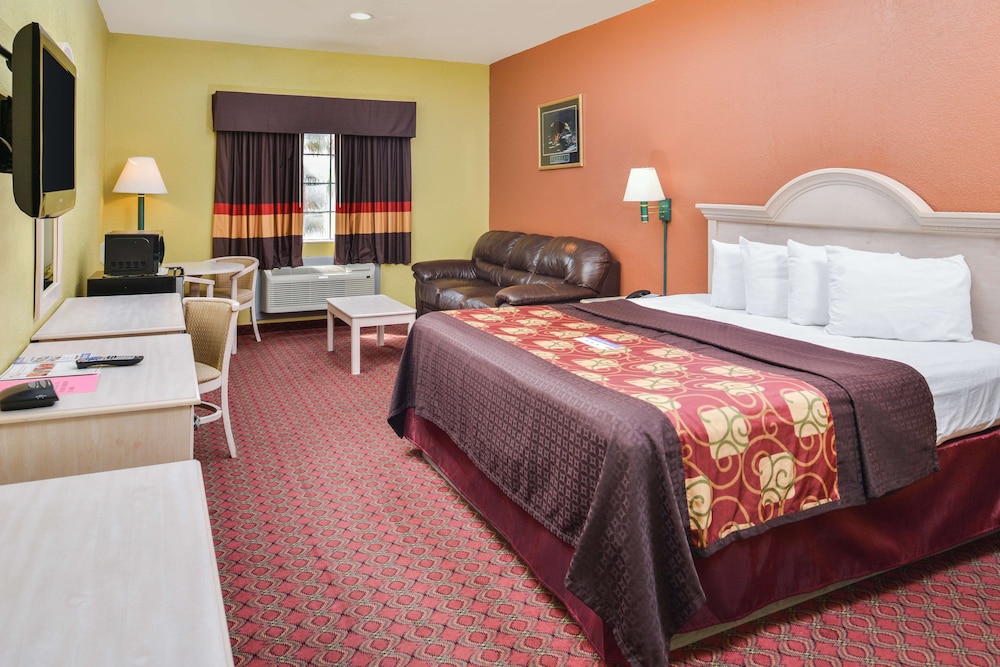 Room, 1 King Bed, Smoking - Photo 1