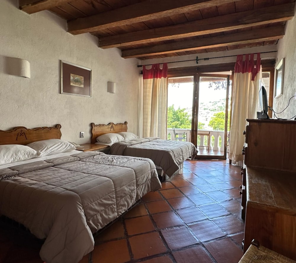 Room, City View (Or Mural View)