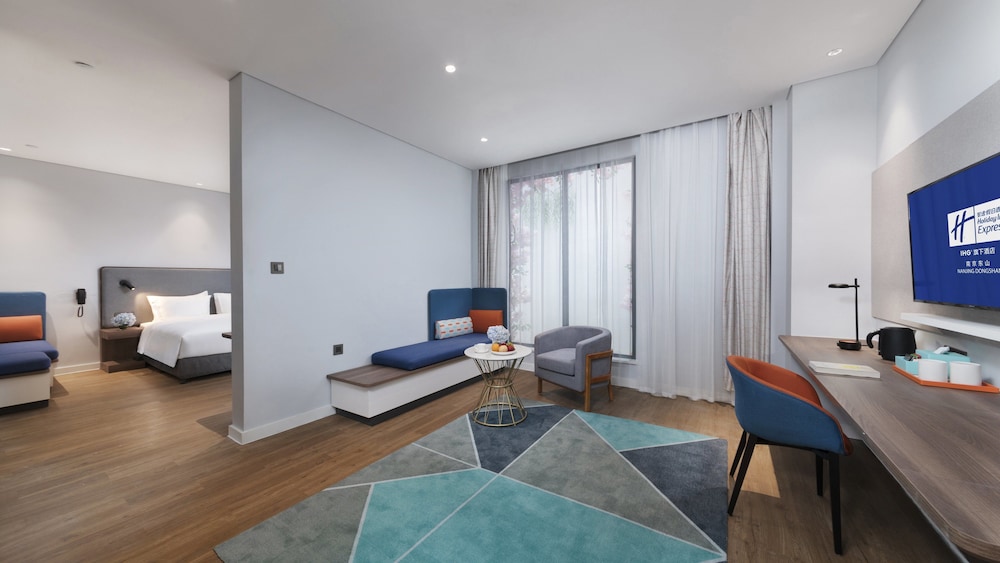 Suite, 1 King Bed - Photo 2