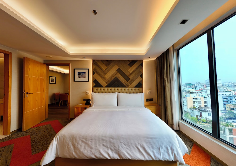 Royal Suite, 1 King Bed, Kitchen, City View photo 2