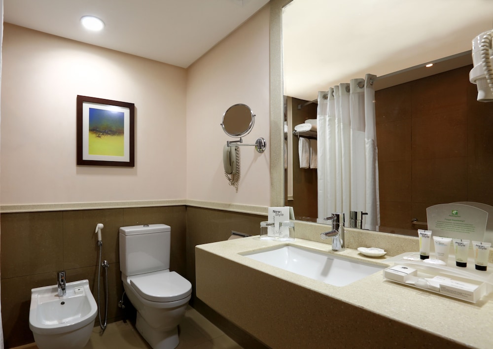 Premium Room, 1 King Bed - Photo 3