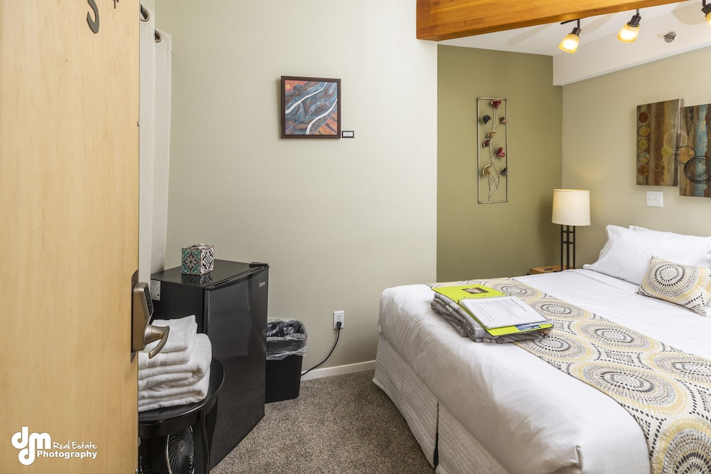 Economy Room, 1 Queen Bed, Shared Bathroom, Corner (Not Pet Friendly) photo 1