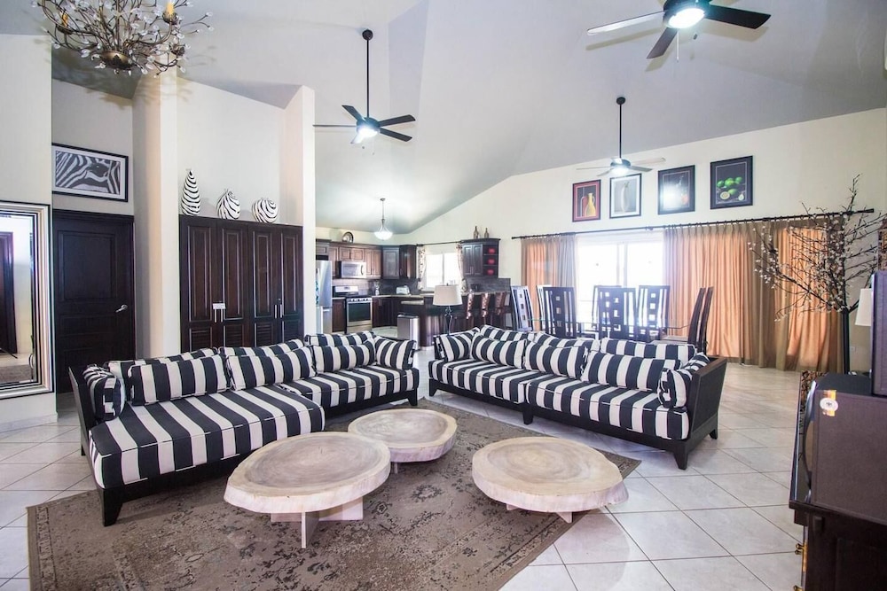 Villa (6 Bedrooms)